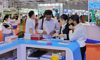 AQUATECH-CHINA-تبادل بطاقات العمل مع العملاء الزائرين