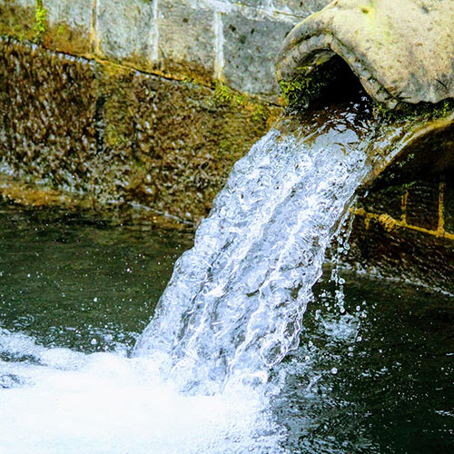 التناضح العكسي والمعالجة الثلاثية للمياه: حلول متقدمة للمياه المعالجة عالية الجودة